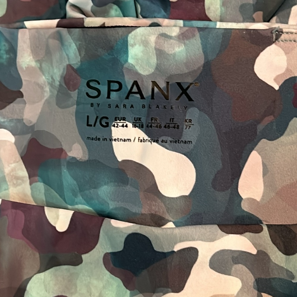 SPANX Booty Boost Active Printed 7/8 Leggings - Picture 3 of 11